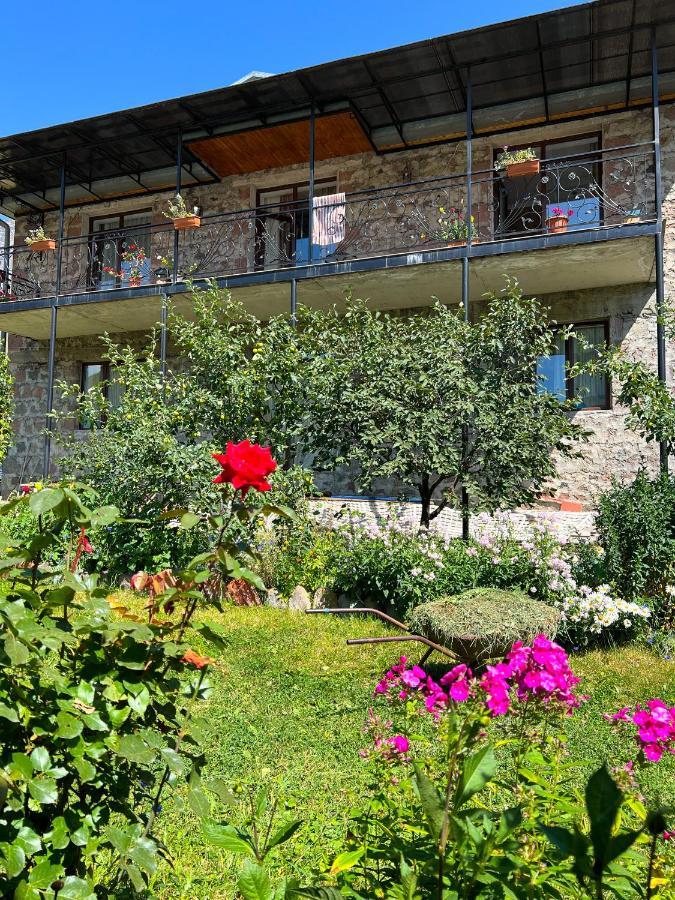 Ia'S Guest House Kazbegi Esterno foto