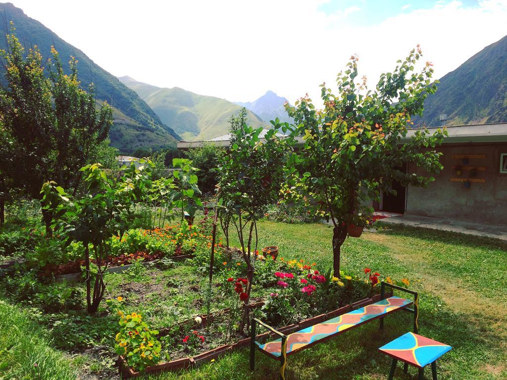 Ia'S Guest House Kazbegi Esterno foto
